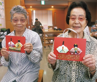 手芸教室の参加者。折り紙で雛人形を制作