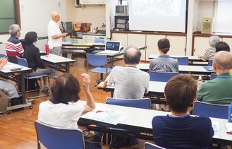 13人が参加し耳を傾けた