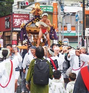 勇壮な神輿（みこし）が練り歩く