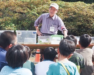 和泉顧問の話に真剣に聞き入る児童たち