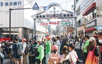 大勢の来場者でにぎわった（昨年）