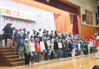 音楽集会で、鴨居小学校創立150周年を記念して制作した歌を合唱する子どもたち