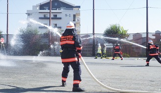 消防署員、団員が速やかな手順で放水作業を披露