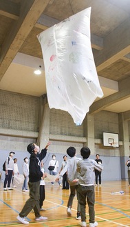 体育ホールの天井まで熱気球が上がった