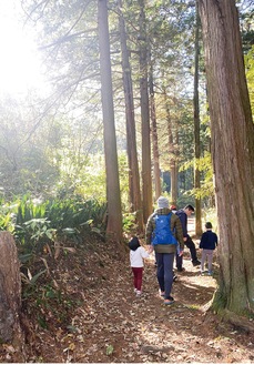 親子で自然を楽しむ（提供写真）