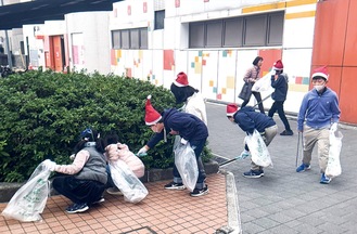 サンタクロースの帽子をかぶって清掃に参加（提供写真）