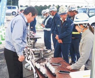 充電を確認する同社社員