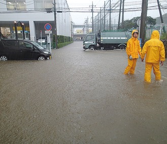 ２０１４年10月、台風による大雨で栄区の一部が浸水（市提供）