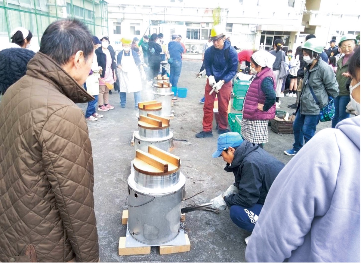 薪釜での炊飯体験も