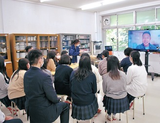 オンラインで熊本の宮津さんに話を聞く生徒ら