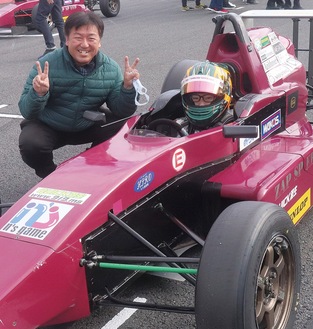レース前の悠磨さんと父・竜一さん（12月４日）