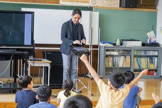 児童らに電子楽器で音楽を披露するMASAKingさん