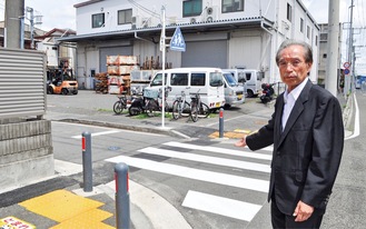 新しい横断歩道を指す篠沢さん