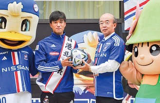 山根選手（左）と漆原区長