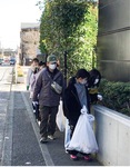 地域の人と街を回った（同校提供）