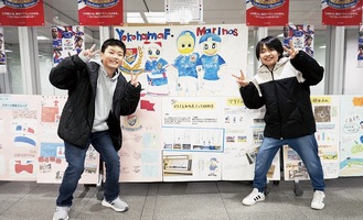 新横浜駅での展示前の平野さん（左）と寺本さん