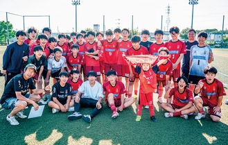 関東大会出場を決めた大豆戸FC（U-15）の選手ら＝同クラブ提供写真