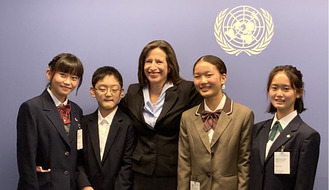 ニューヨークにある国際連合本部を訪れた吉田さん（右から２人目）
