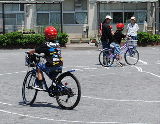 レクチャーを受けた後、自転車に乗る４年生