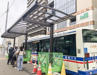 上屋の工事が始まった新綱島駅前バス停（6月5日撮影）
