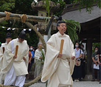 茅の輪をくぐる石川宮司（先頭）ら