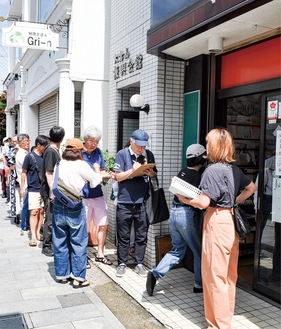 開始10分前に会館前を開放､すぐさま行列ができた