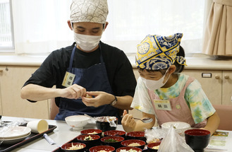 味噌玉作りに挑戦した親子