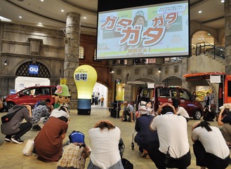 大勢で実施したシェイクアウト訓練(昨年)