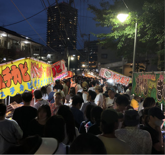 夜店には長い行列