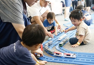 プラレールで遊ぶ子どもたち