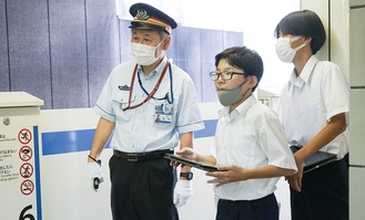 鳥海駅長(左)に質問してイメージを膨らませる生徒たち