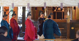 奉祝大祭で玉串拝礼に臨む石川宮司（写真奥、左から4番目）