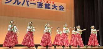 フラダンスを披露した大倉山幸齢の会みなみのメンバー