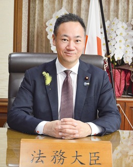 法務大臣としての抱負などを語る鈴木氏