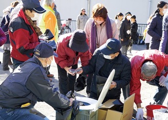 簡易トイレの使い方を学ぶ参加者ら