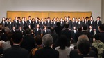 多くの参列者の前で演奏する大綱中合唱部