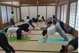 昨年トライアル開催した「お寺でクリパルヨガ」の様子