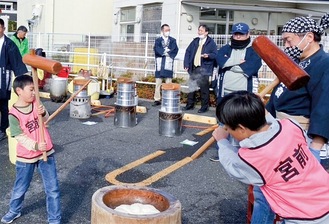 餅をつく子どもたち＝提供写真