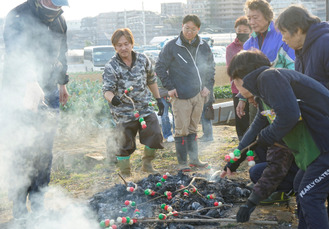 だんごを焼く参加者ら