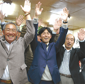 初当選を果たした長谷川氏（中央）