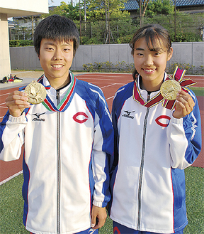 優勝メダルを手に笑顔の吉川さん（左）と富樫さん