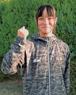 入所試験に合格しガッツポーズを見せる植竹さん