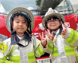 消防服を着て笑顔を見せる園児（提供／同園）