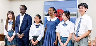 参加した生徒と副大使（左から２番目）ら