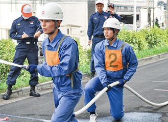 消火栓操法を実演