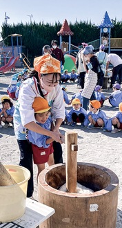 かけ声に合わせ餅をつく