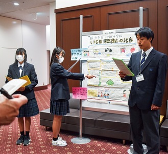 ポスターセッションで発表する川和中の生徒