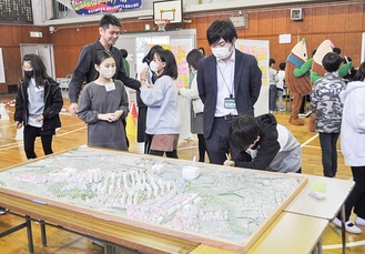 勝田の街並みを紙粘土で再現