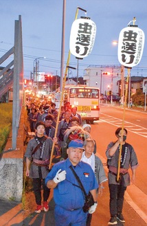 １８０本もの松明が練り歩く（写真は昨年）