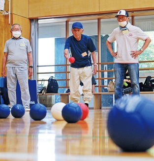 赤と青の球を投げ競い合う